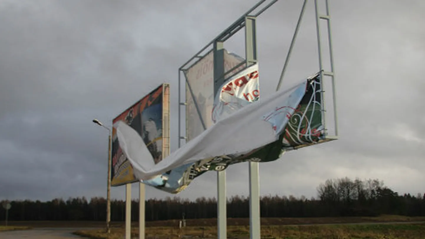 Kesk- ja Lõuna-Eestis majaseinu ja katuseid lammutanud torm piirdus meie kandis vaid reklaamplakatite lõhkumisega.