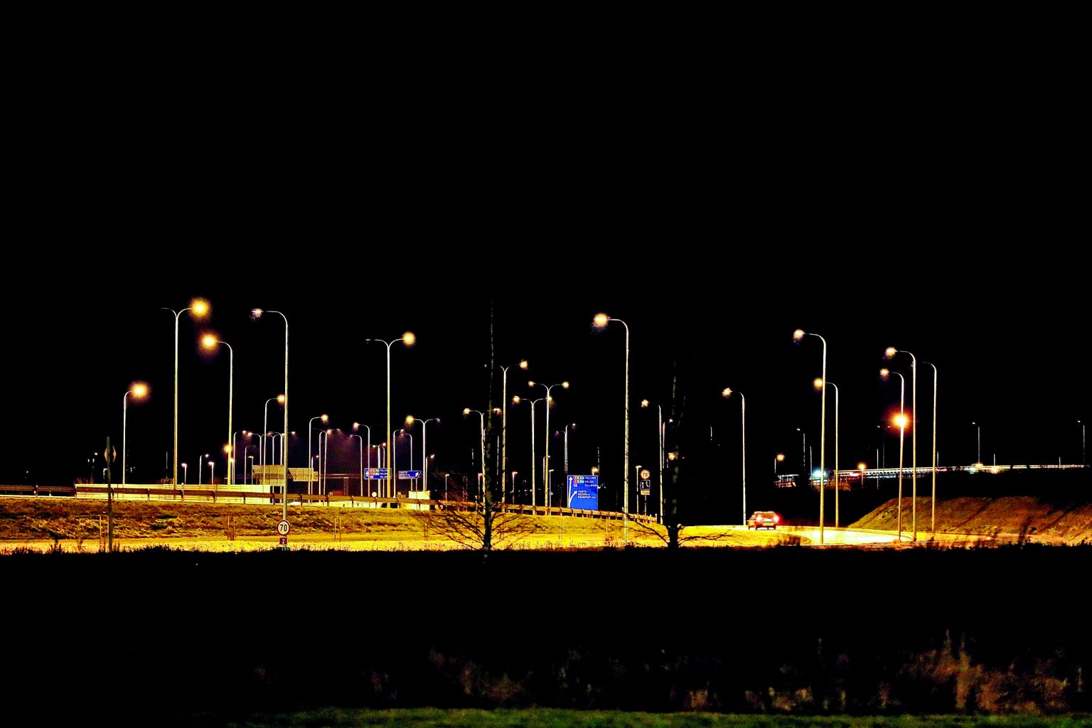 Mõni aasta tagasi valminud Tartu idaringtee alguses löövad igal õhtul särama kümned leedlambid. Et säästlikud leedlambid valgustaksid tervet ülikoolilinna, oleks vaja vähemalt 16,5 miljonit eurot.