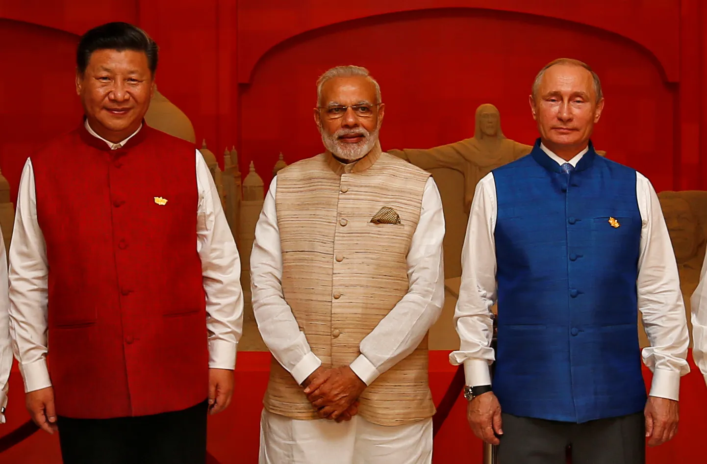 Hiina president Xi Jinping, India peaminister Narendra Modi ja Venemaa president Vladimir Putin poseerimas piltnikele Benaulimi tippkohtumisel 15. oktoobril 2016.