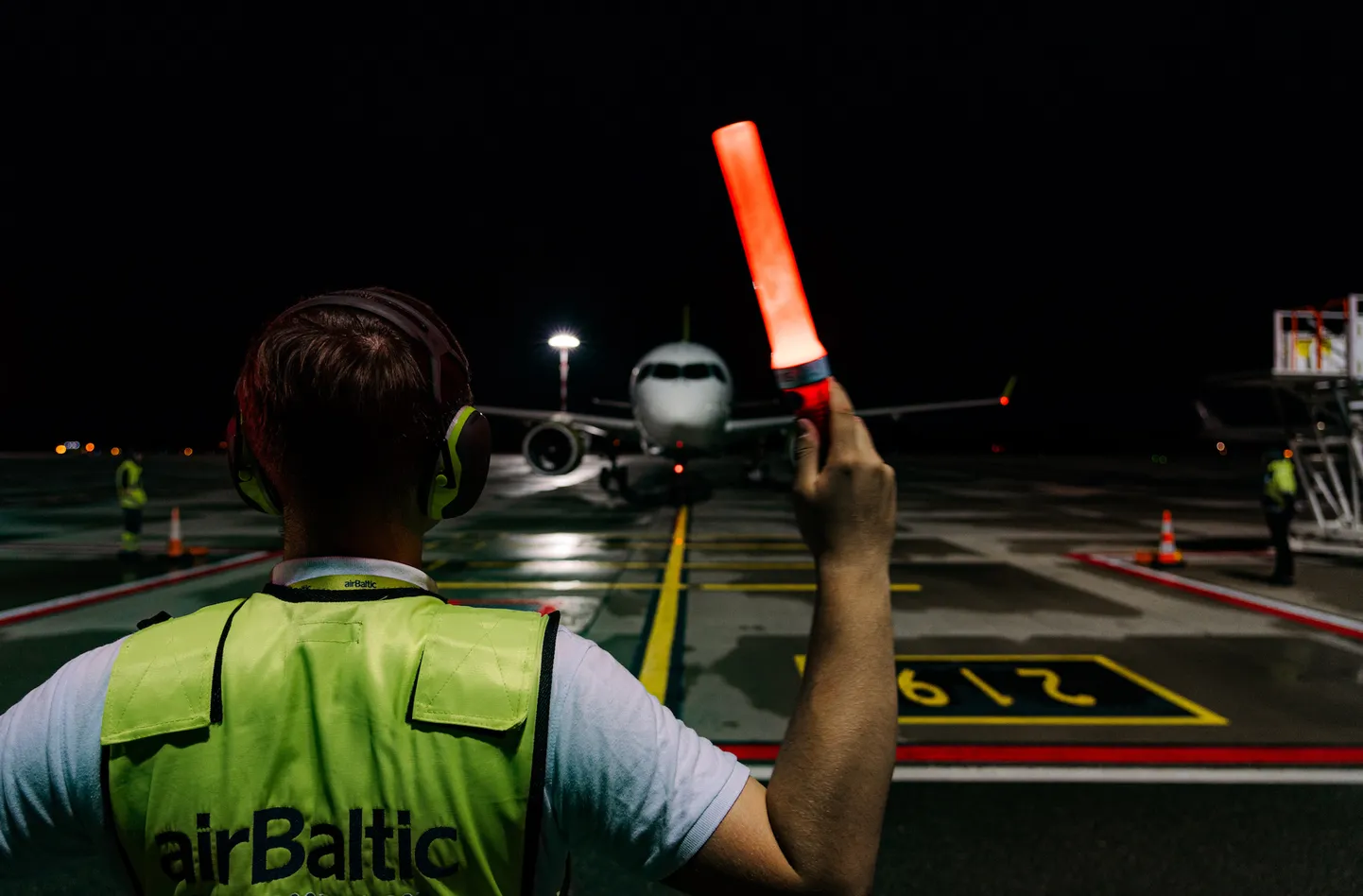 Встреча нового самолета airBaltic Airbus A220-300