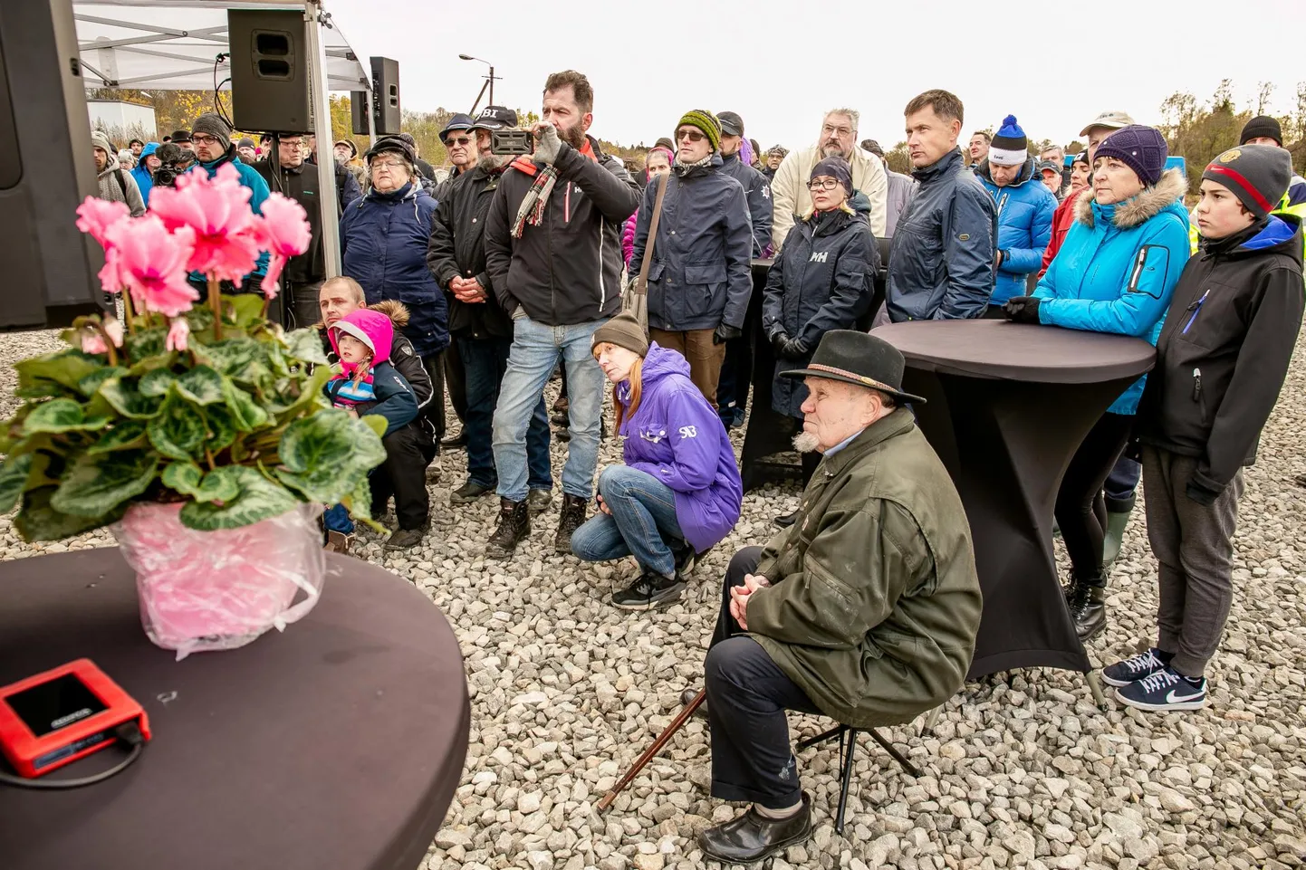 Kümned inimesed jälgisid ekraanilt selgitusi, kuidas Sindi paisu asemele ehitatakse kärestikud, et kalad võiksid ülesvett sobivaid kudemiskohti leida. Esiplaanil algatusrühma “Sindi pais“ asutaja Hans Soll.