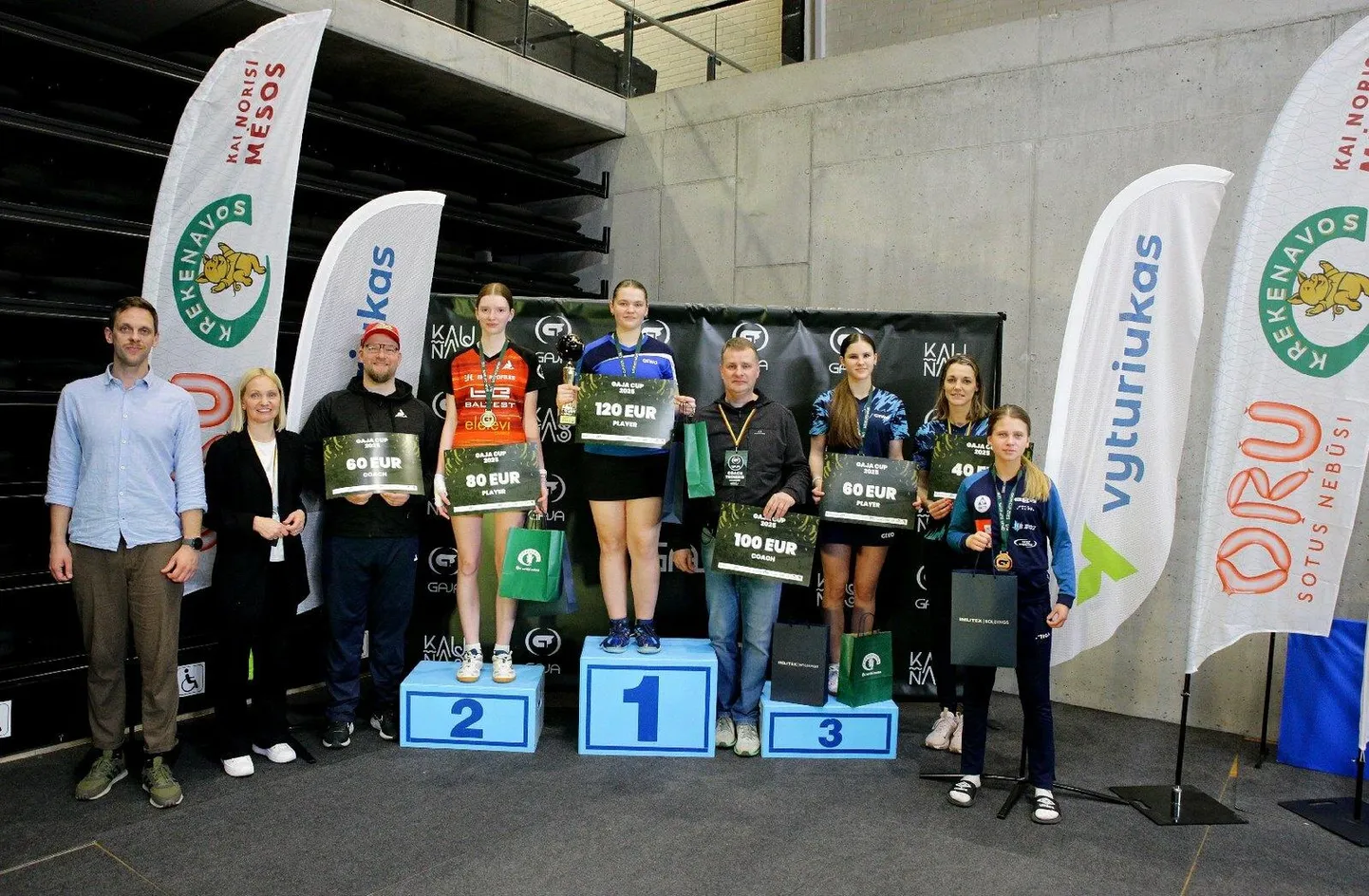 Leedus rahvusvahelisel lauatenniseturniiril oli Viljandi spordikooli esinduse edukaim Elis Türk (vasakul), kes tuli U16 vanuseklassis hõbedale ja U20 vanuseklassis pronksile.