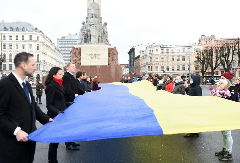 Акция "Флаг за мир в Украине" у памятника Свободы в Риге