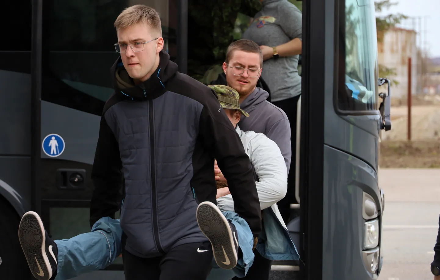 Õppusel on evakueeritavateks tsiviilriietes ajateenijad, kes viiakse õppuse ohualast ära bussidega.