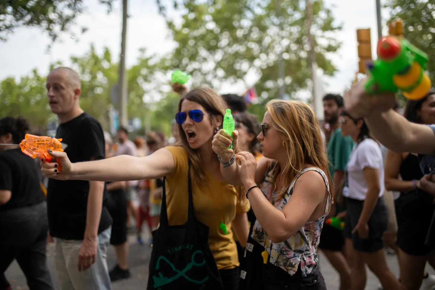 Barcelona meeleavaldajad veepüstolitega turiste pritsimas.