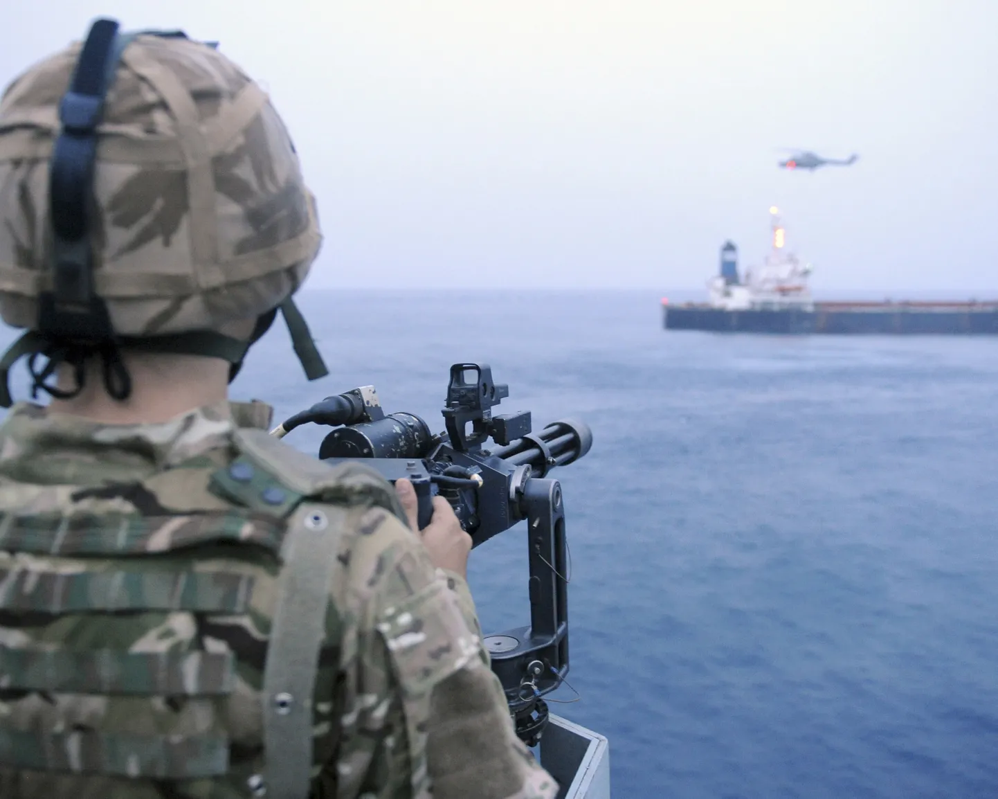 Briti mereväelane jälgimas Jeemeni ranniku lähedal triivivat laeva, kuhu on tunginud piraadid. NB! Pilt on illustreeriv.