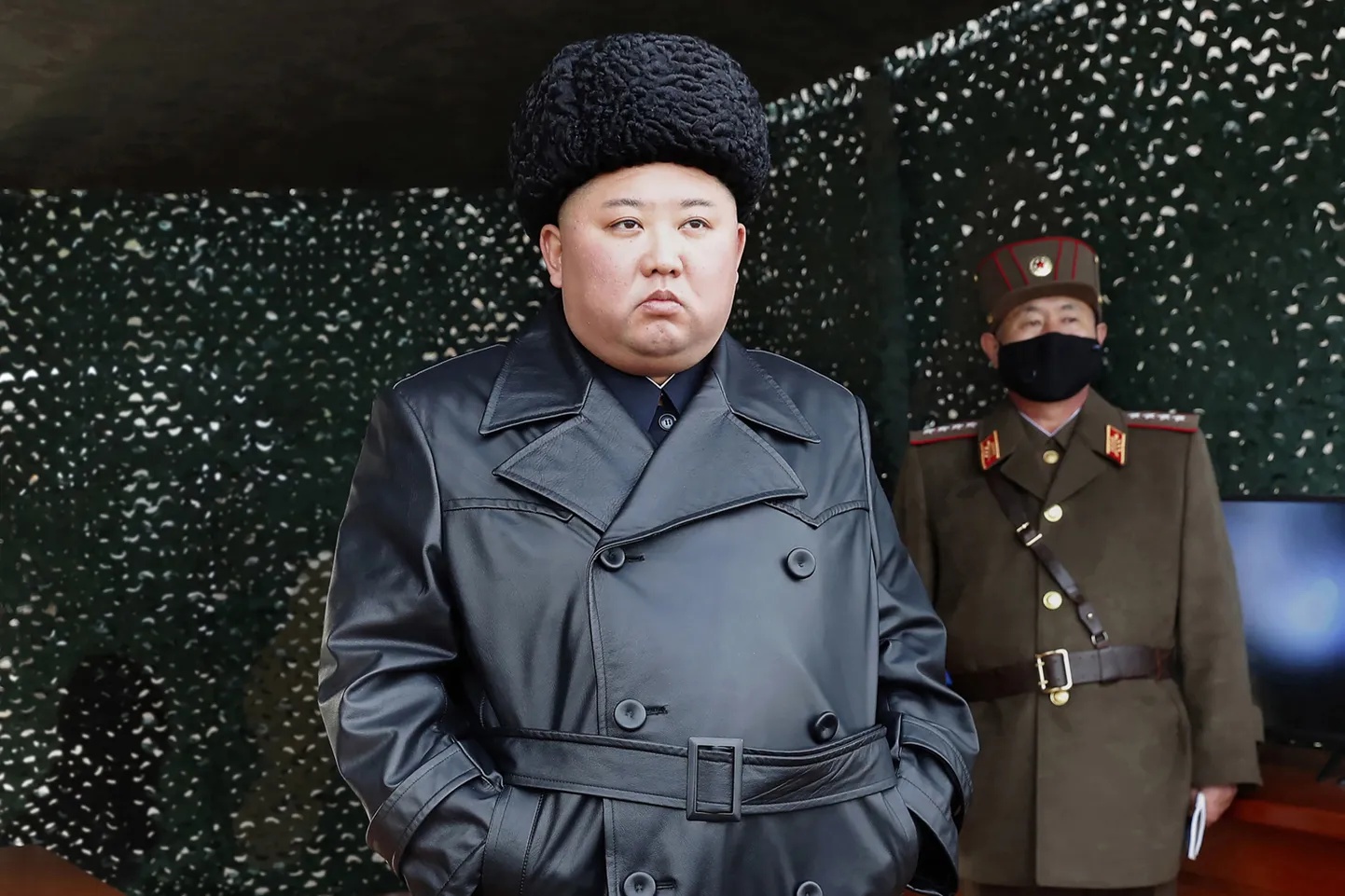 Põhja-Korea liider Kim Jong-un jälgimas raketiktasetust koos kindraliga, kes kannab kaitsemaski
