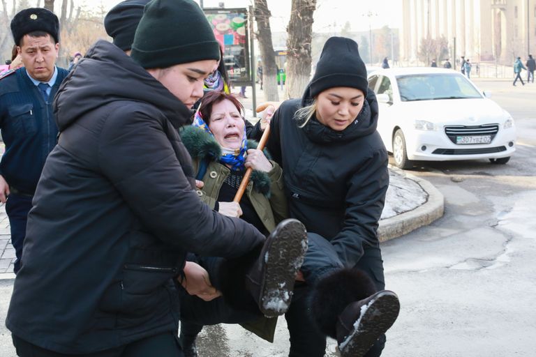 Kasahstani politsei ja meeleavaldaja Almatõs 22. veebruar 2020. 