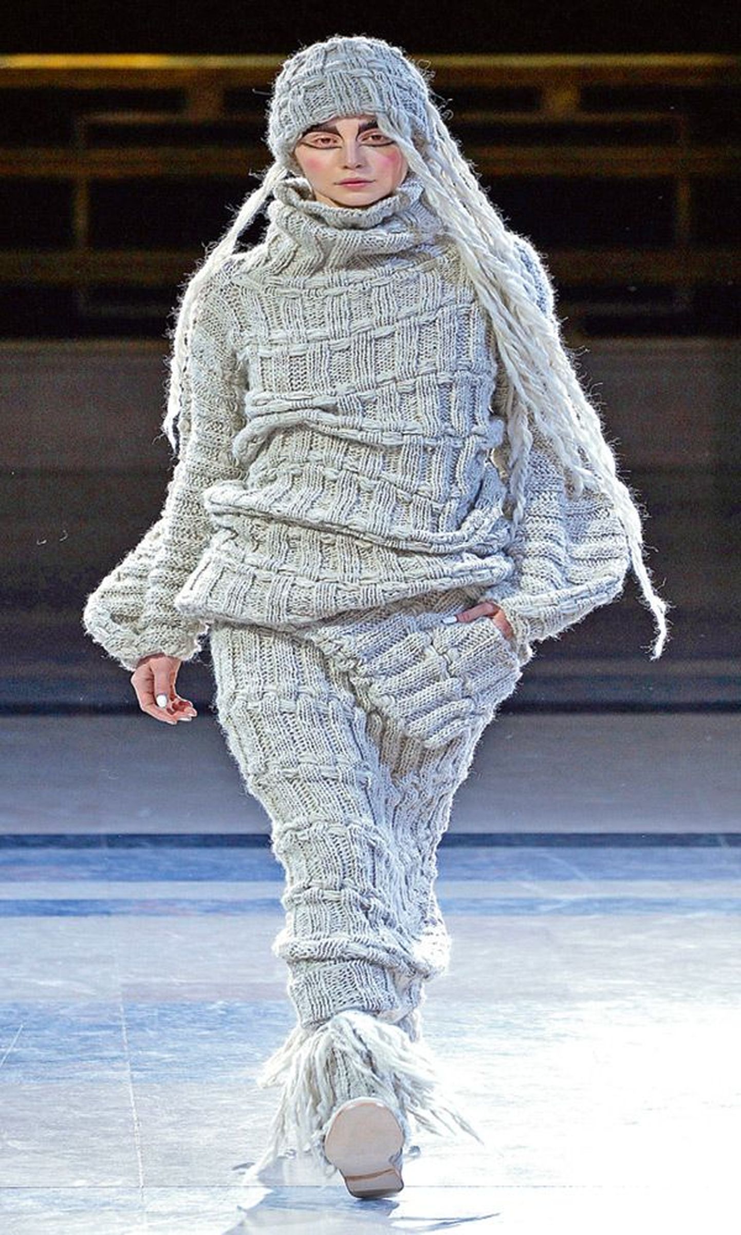 Yohji Yamamoto sügis-talv 2014/15: Ragne Kikase kuduminäide äsjaselt Pariisi moenädalalt, mida tõsteti esile ka maailma moepressis.