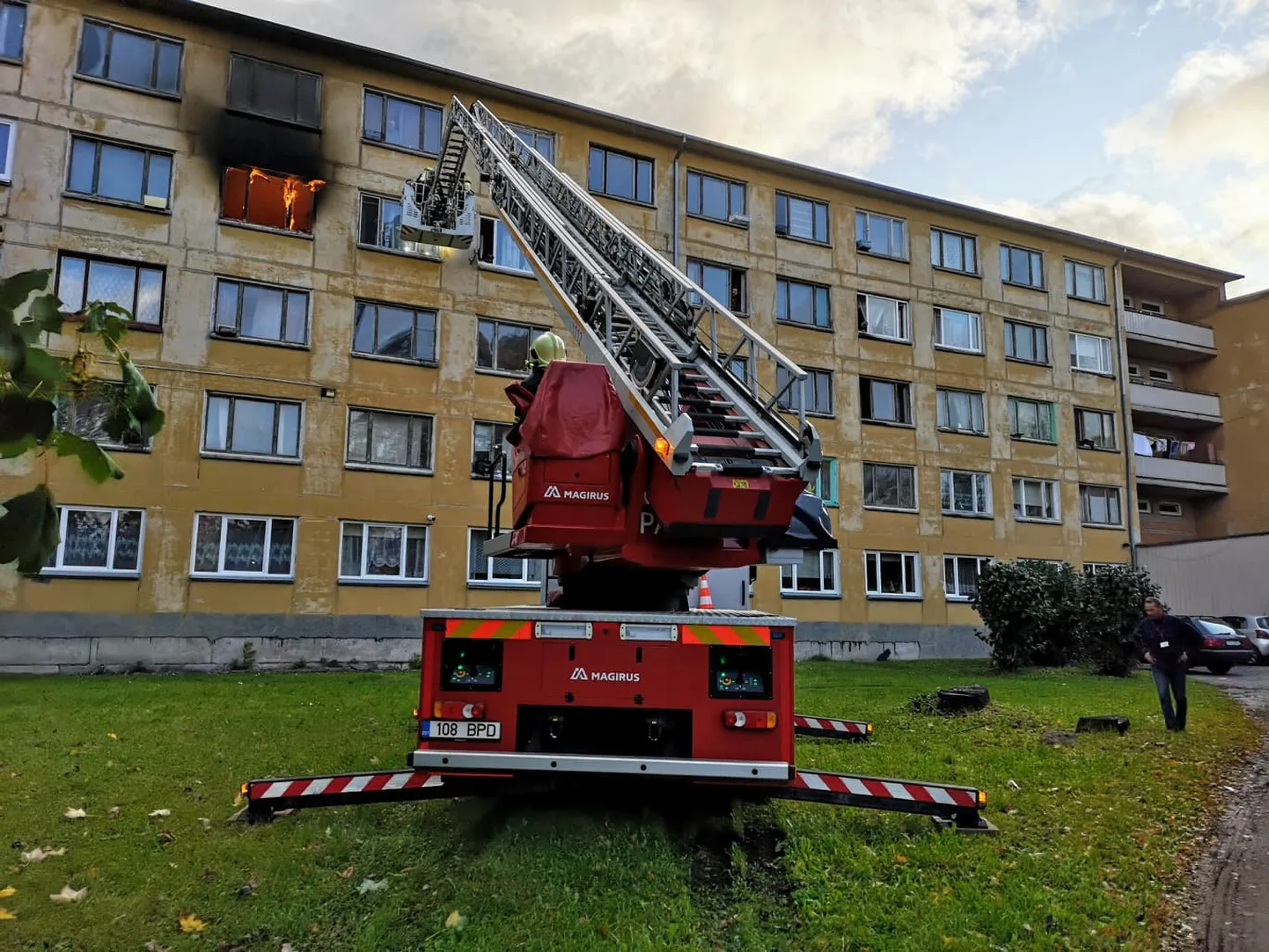 Kohtla-Järve sotsiaalmajas põles teisipäeval korter, kus inimesi õnneks parajasti sees polnud.