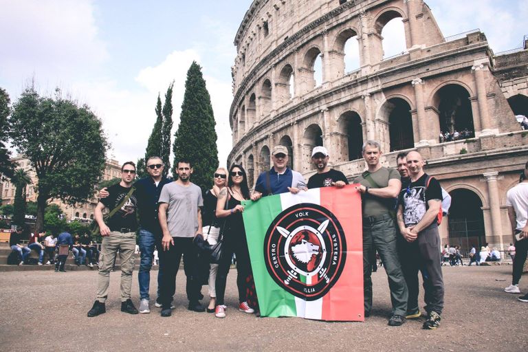 Denis Rõzov Itaalia spordiklubi lipuga Roomas.