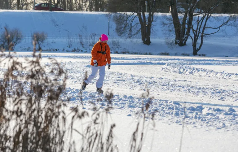 Sile jää ja pakane – mida veel tahta? Lisaks aktiivsele liigutamisele saab põsed punaseks ja näo naerule.