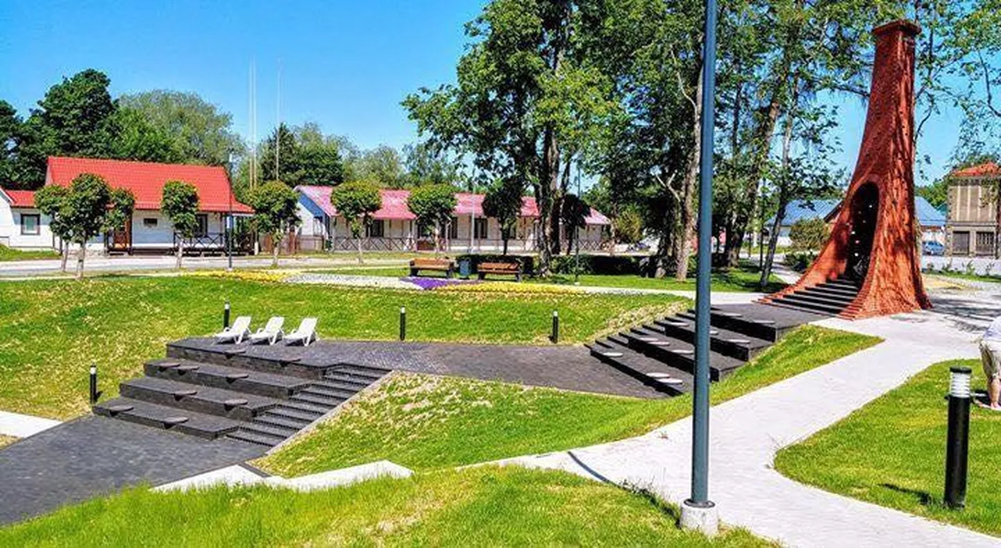 Lamamistoolid võimaldavad otse Tõrva kesklinnas päikest võtta.