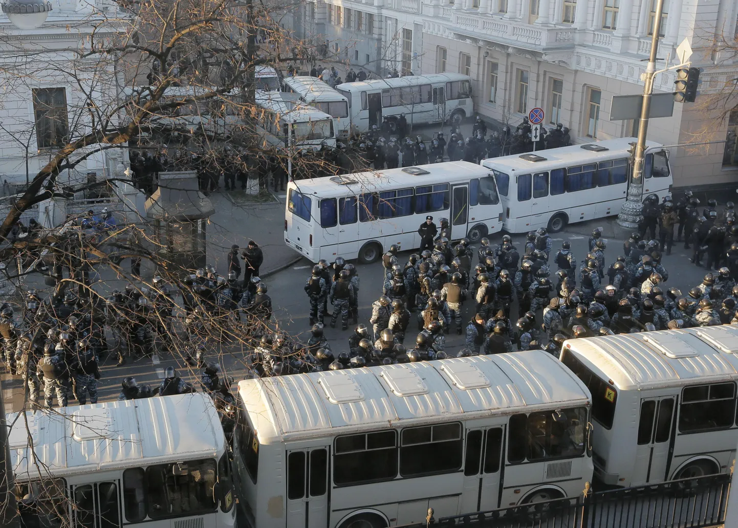 Märulimiilitsad ja nende bussid ülemraada hoone juures päeval, kui president sõidab visiidile Hiinasse, et seal Ukraina asja ajada.