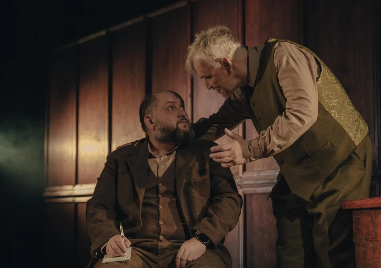 Peeter Rästas ja Toomas Suuman Rakvere teatri lavastuses «Kasvatushoone».