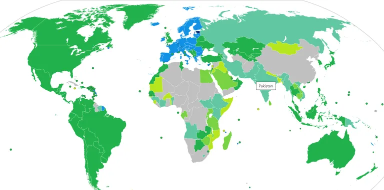Синий и гамма зеленого - страны с разной степенью свободы въезда для граждан Эстонии, серый - страны с визовым въездом (оформление через консульство).