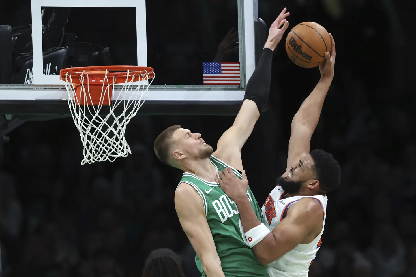 Latvijas basketbolists Kristaps Porziņģis aizsardzībā