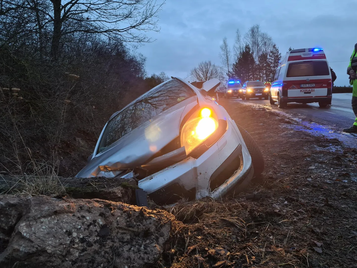 Teelt välja libisenud Opelis sai viga tagaistmel olnud naine.