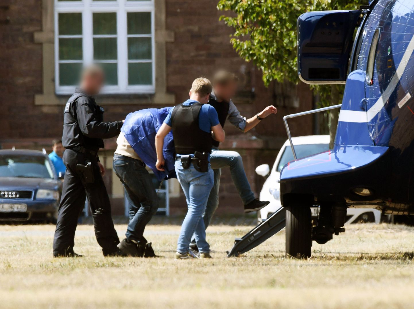 Saksa politsei transportimas terrorisüüdistuse saanud Magomedi (vasakult teine, kaetud peaga).