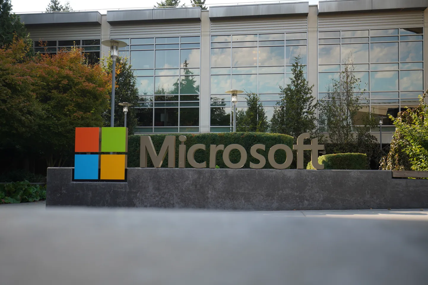 Microsofti energiavajadust katavad rohelise energia allikad, mille hulka loetakse näiteks ka tuumaenergiat. Tuleviku jaoks otsib aga tehnoloogiafirma praegu tuumaspetsialiste, kes hakkaksid rakendama väikeseid kohapealseid moodulreaktoreid, mis annaksid odavat tuumaenergiat otse andmekeskuste juures. Paraku on see tehnoloogia alles väljatöötamisel.