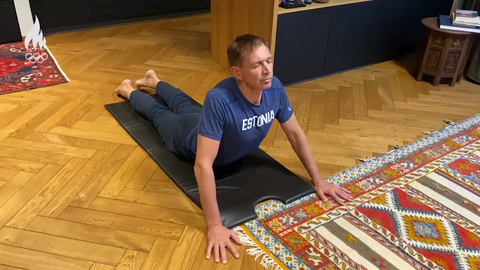 Urmas Sõõrumaa võimlemas. Urmas Sõõrumaa võimlemas.