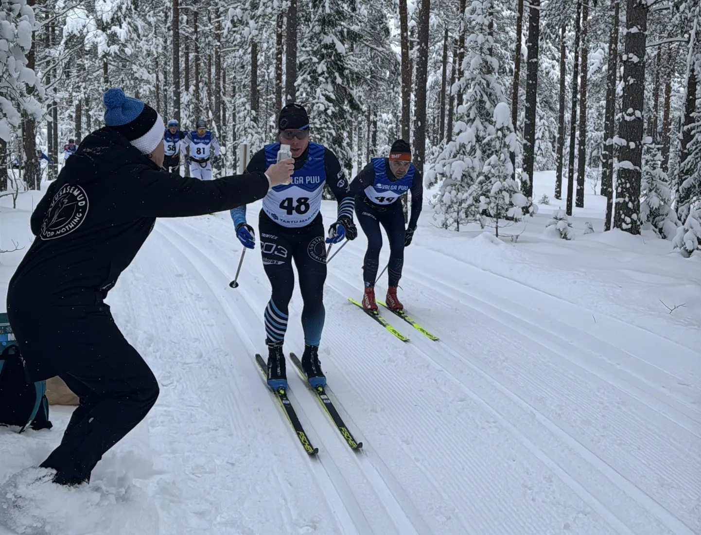 Jaanus Laidvee saamas Suusasemude jootjalt Reet Savastverilt kosutust 51. Tartu maratonil, mis sõideti Alutagusel.