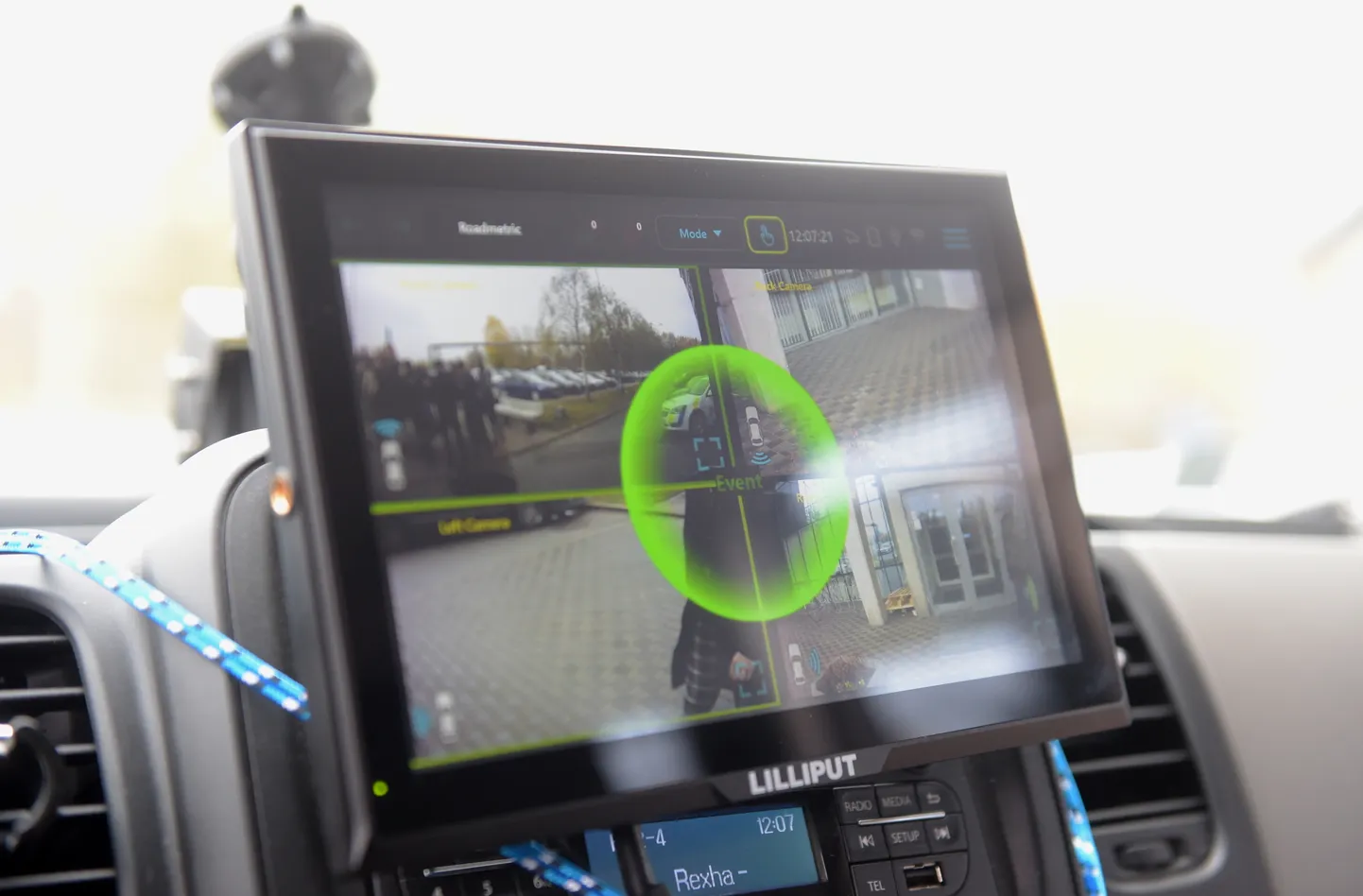 Ar 360 grādu kameru aprīkotā netrafaretā policijas automašīna, kas, neapturot transportlīdzekli, spēs konstatēt dažādus autovadītāju pieļautus pārkāpumus, tostarp, telefonu lietošanu, braukšanu pie sarkanās gaismas vai bez apdrošināšanas.