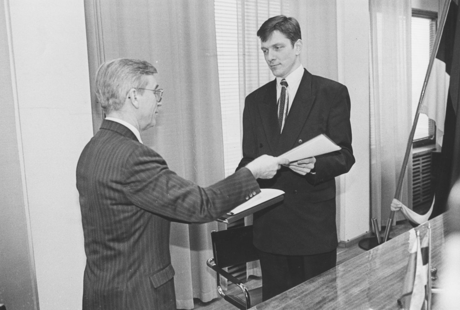 Chancellor of the Ministry of Foreign Affairs Indrek Tarand and Ambassador of Russia Aleksander Trofimov on 1995 at the ceremony of exchanging letters of ratification of the Agreement on Legal Aid between Estonia and the Russian Federation.