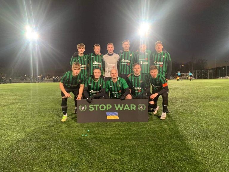 Tartu Kalevi jalgpalliakadeemia meeskond tegi Ukraina toetuseks sõjavastase reklaamriba, mille nad nüüdsest mängudele kaasa haaravad.