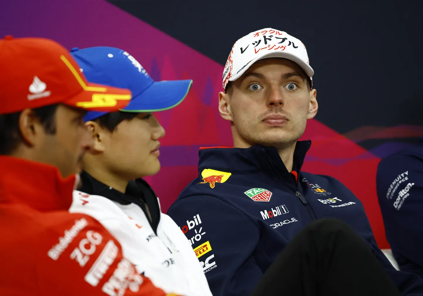«Misasja?!» võis Max Verstappen (paremal) mõleda, kui kuulis, et tema uus tiimikaaslane Yuki Tsonda (keskel) ihkab oma esimesel etapil Red Bulli roolis mahtuda esikolmikusse.