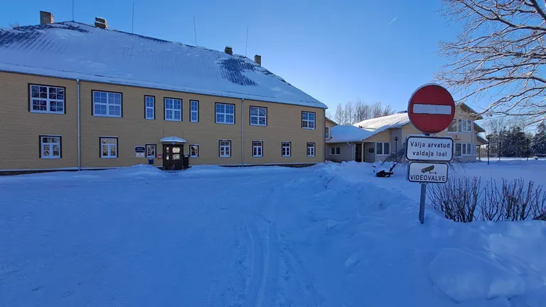 Mõniste koolis asub lisaks põhikoolile ka lasteaed ja muusikakool.