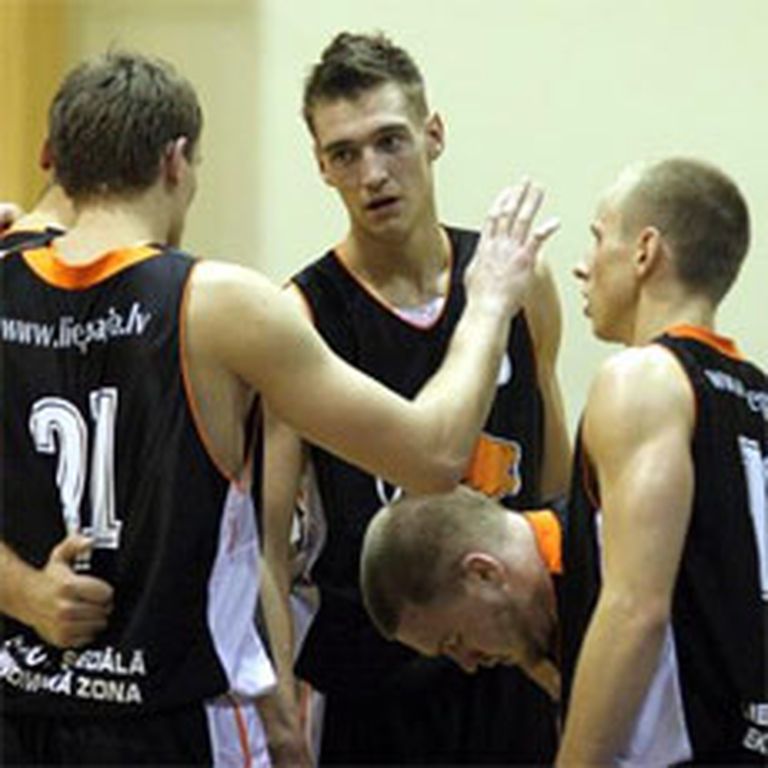 Mareks Jurevičus (vidū) pagājušajā sezonā bija komandas līderis un kļuva par LBL regulārās sezonas rezultatīvāko spēlētāju. 