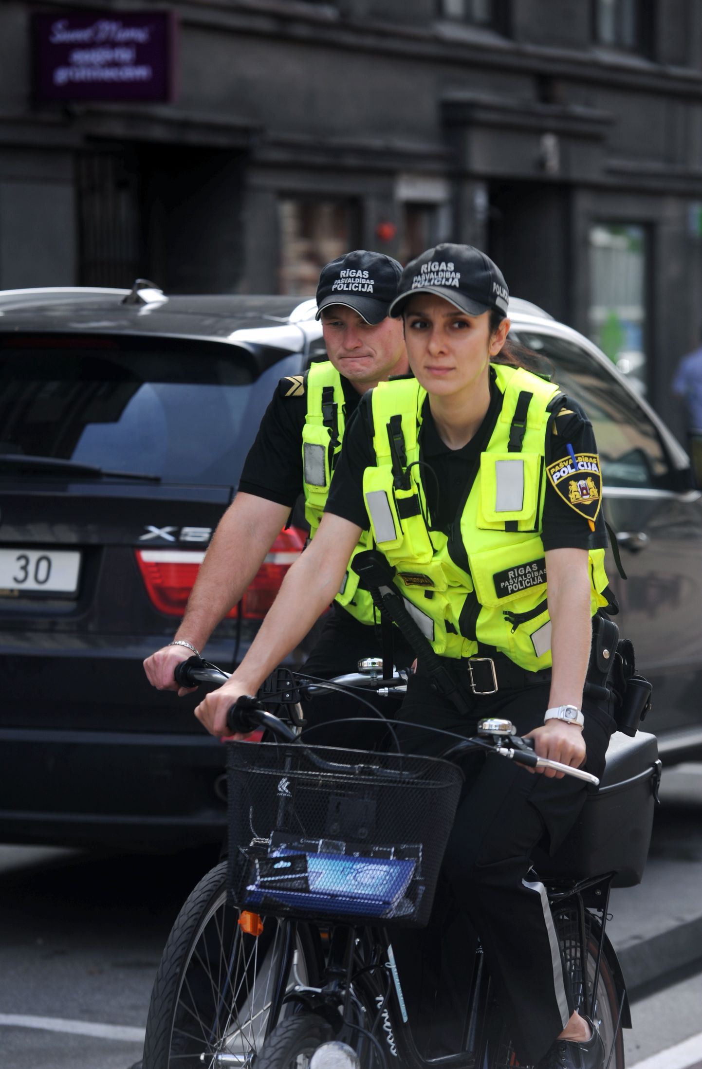 Rīgas Pašvaldības policijas velopatruļas dalībnieki dodas reidā veloceliņā Centrs - Berģi.