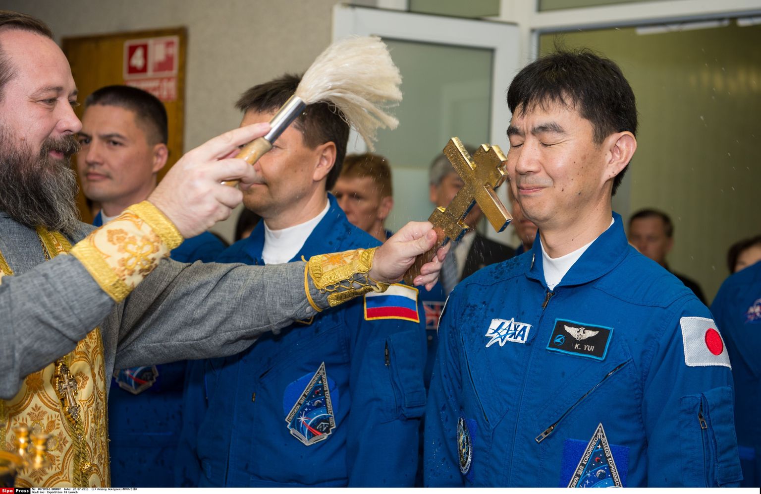 Vene õigeusuvaimulik õnnistamas kolmeliikmelist meeskonda, kes jõudis eile rahvusvahelisse kosmosejaama.
