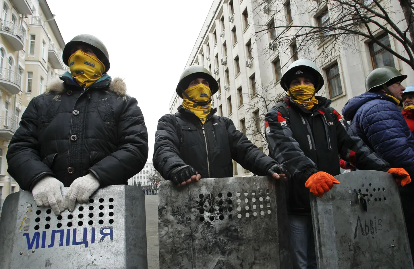 Meeleavaldajad Kiievis presidendipalee juures.