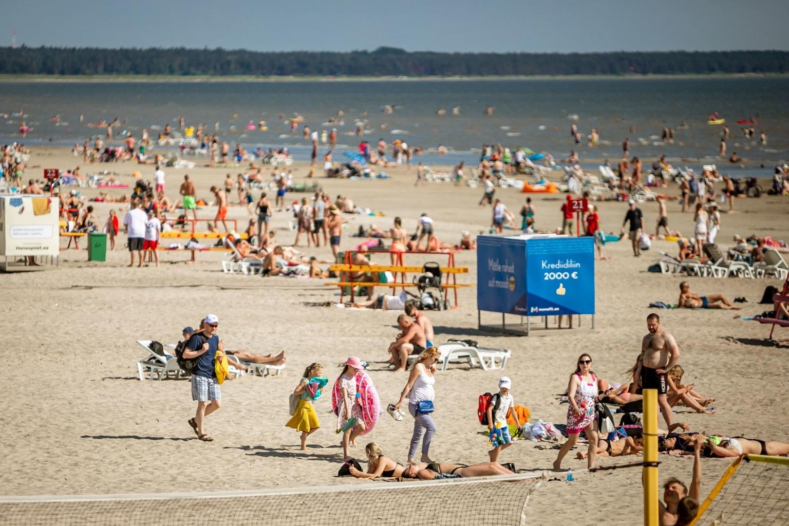 Suvine Pärnu rand meelitas perepuhkajaid.