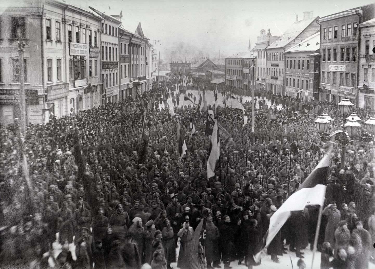 Meeleavaldus Eestimaa Kubermangu Ajutise Maanõukogu toetuseks Tartus Raekoja platsil 1. detsembril 1918.
 