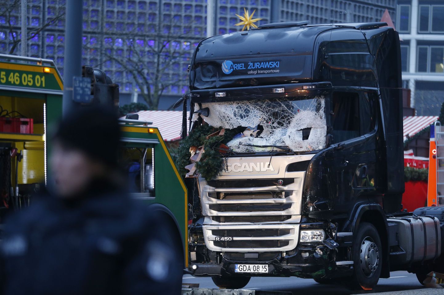 12 человек погибли и около 50 пострадали в результате наезда грузовика на посетителей рождественского базара в Берлине.