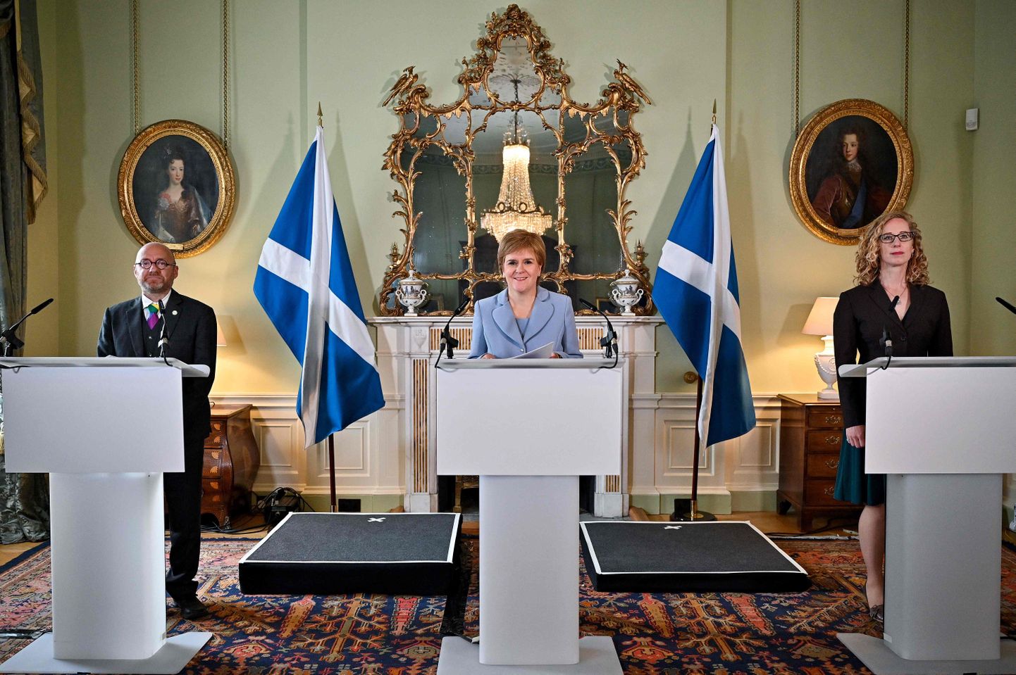 Šoti Rahvuspartei esimees Nicola Sturgeon (keskel) pressikonverentsil Šotimaa Roheliste kaasesimeeste Patrick Harvie ja Lorna Slateriga.