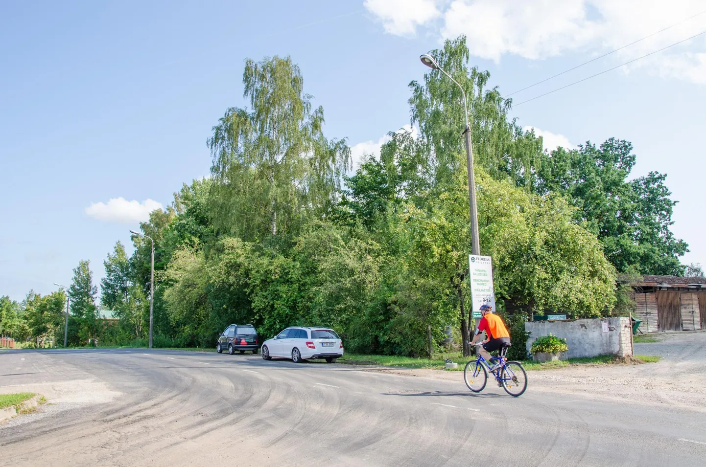 Musta tee 24 kinnistu, pildil roheluse taga peidus, on kolmest pakutavast suuruselt keskmine.