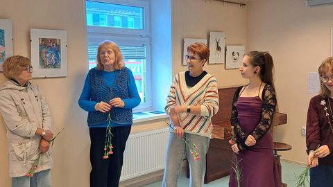 Kohtla-Järve lugemissaalis on väljas kohalike hobikunstnike looming