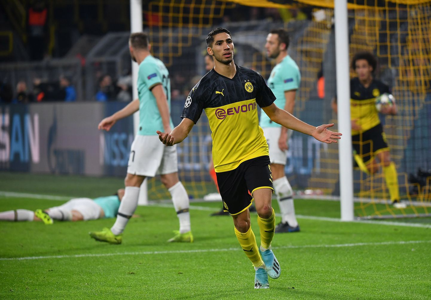 Dortmund - Inter, Achraf Hakimi väravat tähistamas.