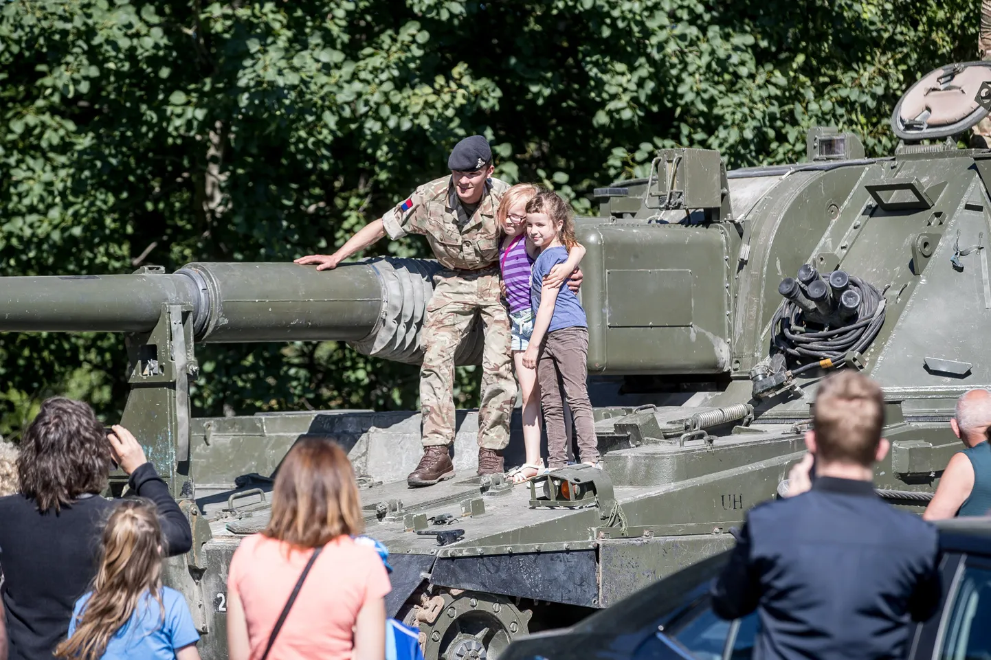 Brittide tankid Mustamäe keskuse ees.
