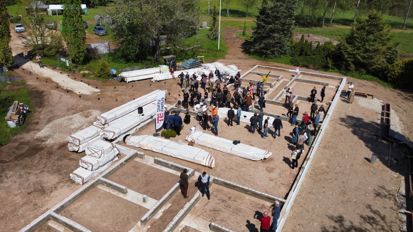 Uue jahilossi vundament on valmis, õige pea sõidutakse palkmaja detailid kohale, seega sarikapidu võib pidada juba paari nädala pärast.