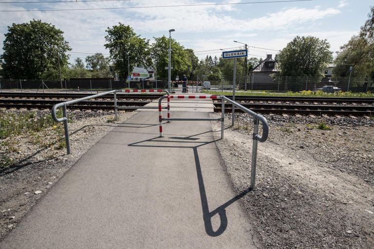 Veerenni ülekäigukohale on paigaldatud tõkked, mis peaks takistama jalgratturitel ratta seljast maha tulemata raudteed ületada. Ometi on see võimalik.