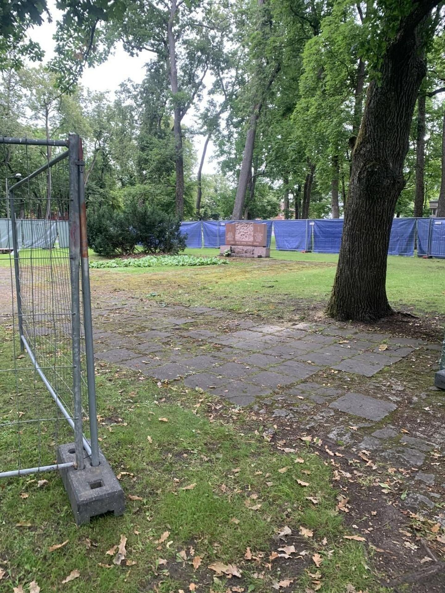 Pärnu Vanast pargist leitud 83 inimese säilmed maeti Uulu kalmistule.