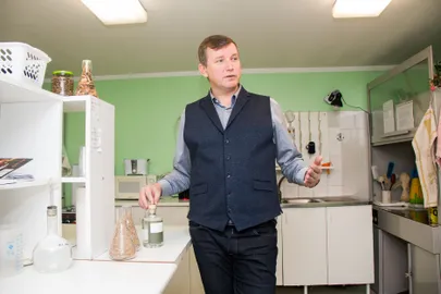 Sven Ivanov Rakvere piiritustehases. / Meelis Meilbaum / Virumaa Teataja
