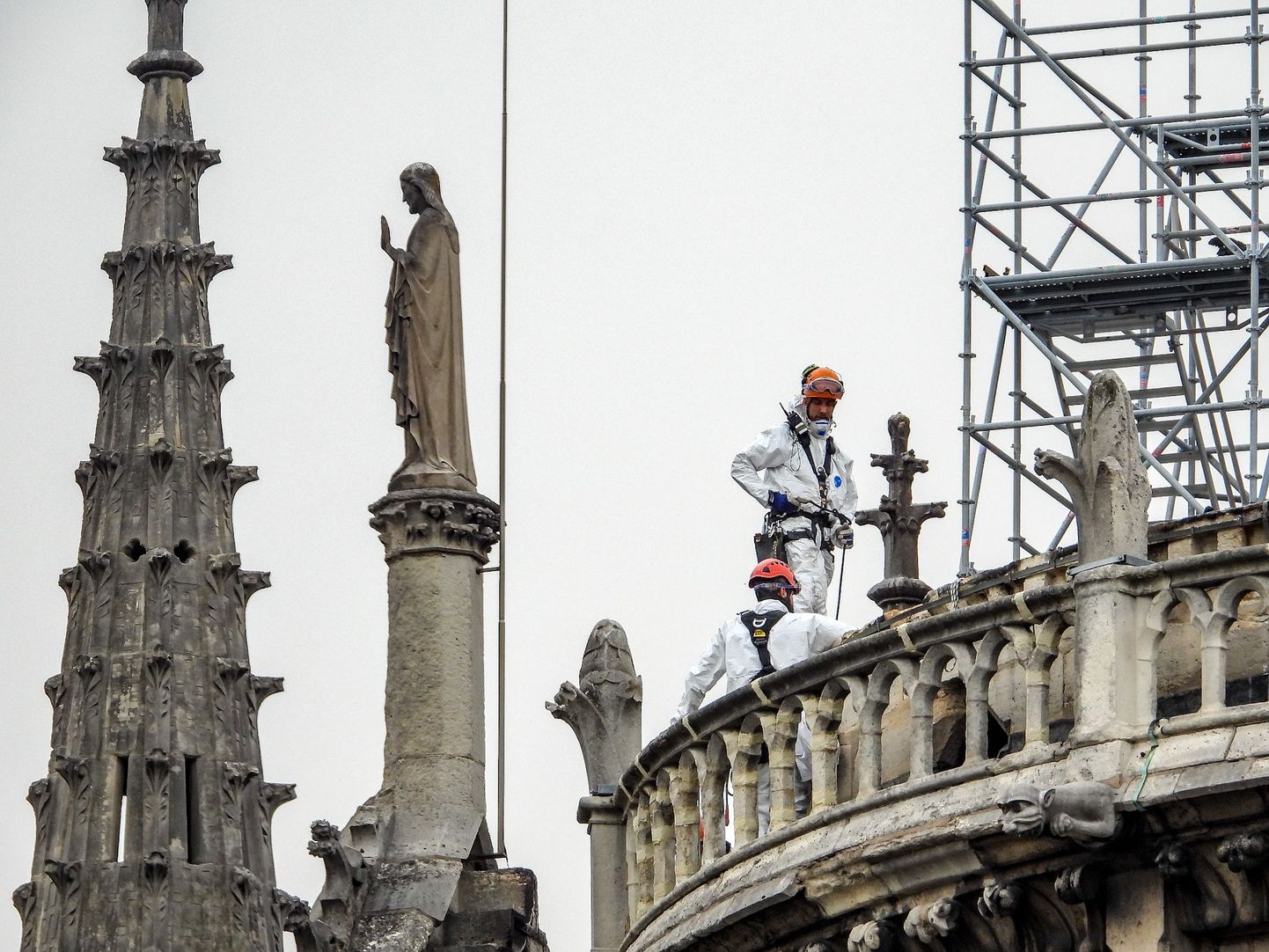 Pariisi Jumalaema kiriku torni renoveerimistööde tarbeks tellingud paigaldanud ettevõte kinnitas täna, et töölised eirasid aeg-ajalt ranget suitsetamiskeeldu.