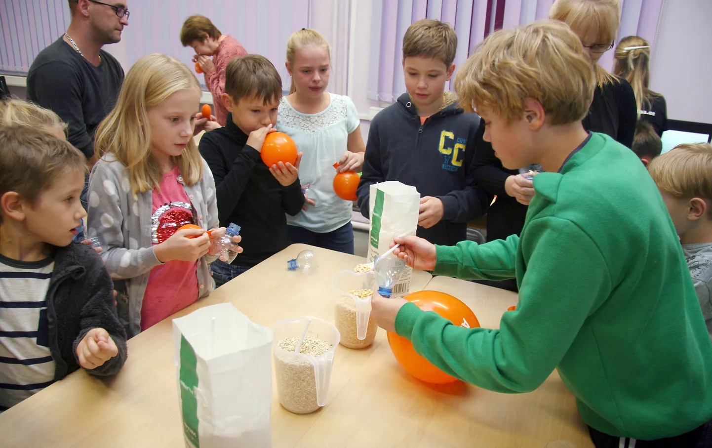Laste teadushuvi tekitamisse on seni panustanud Virumaa kolledž, kus lisaks teadusklubidele ja -laagritele toimub traditsiooniliselt teadlaste öö (pildil). Nüüd on võtnud loodusainete ja täppisteaduste valdkonna huvitegevuse prioriteediks ka Jõhvi vald.