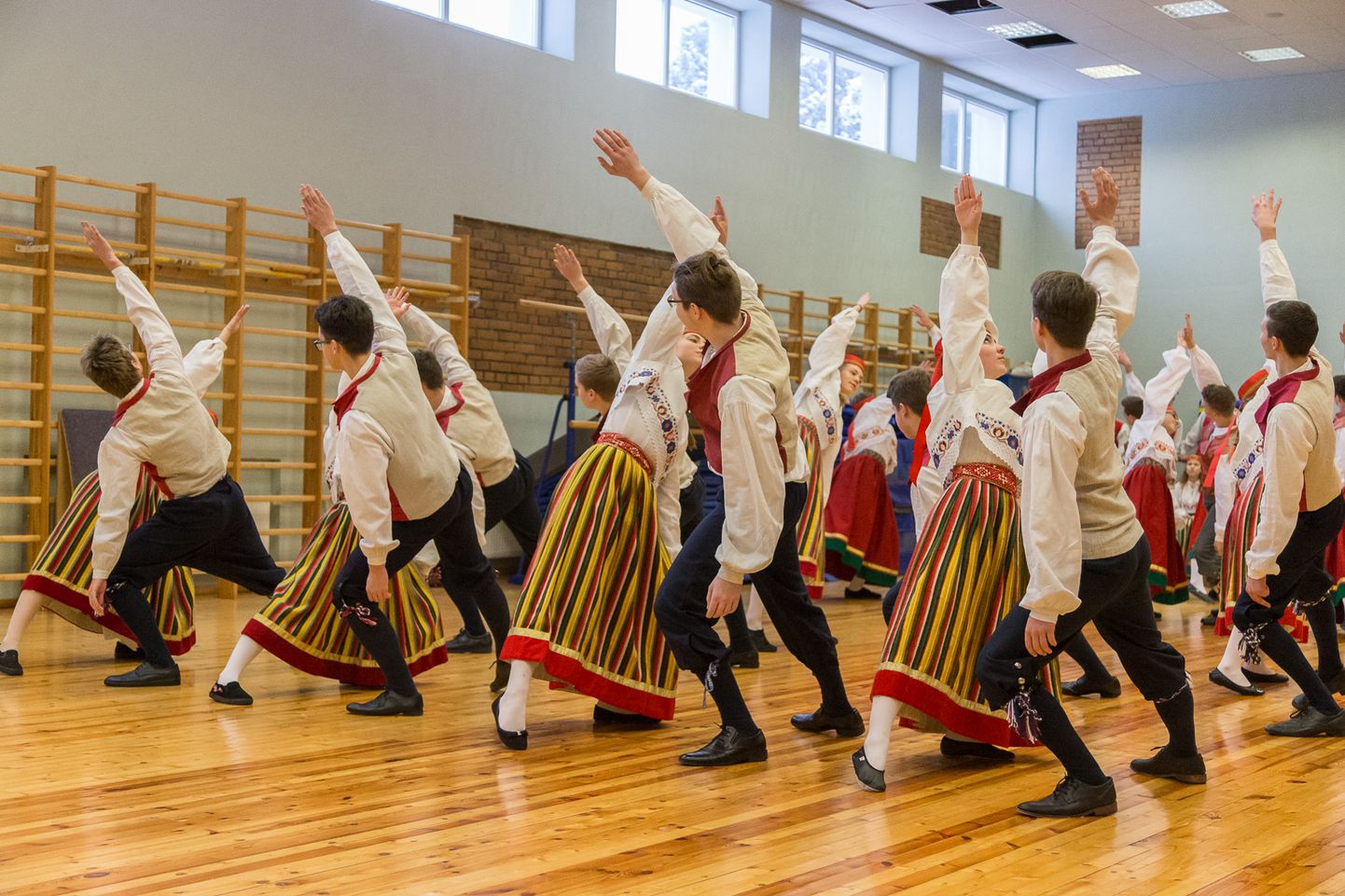 Среди прочих увлечений, с субботы в Ида-Вирумаа будут приостановлены и занятия в кружках народного танца.